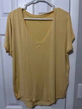 Express Women's V-Neck Short Sleeve Tee in Mustard